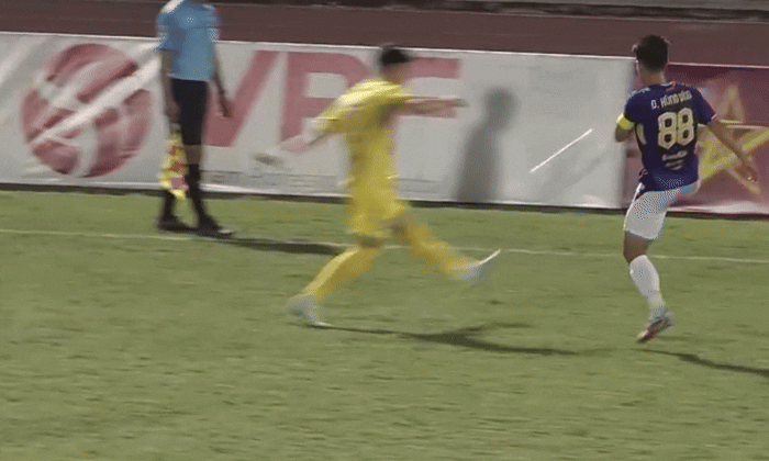 Đỗ Hùng Dũng lần đầu nhận thẻ đỏ