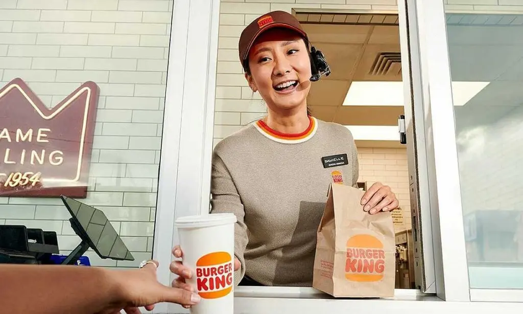 Burger King thử nghiệm tai nghe AI theo dõi nhân viên